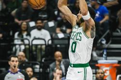 关于塔图姆连续十二场比赛得分超过绝杀，独行侠挑战极限！的信息